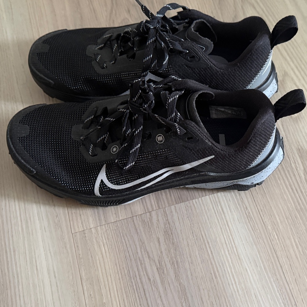 Black Running Nike Trail Sneakers with Grey Swoosh